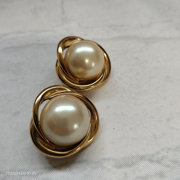 Richelieu faux pearls Gold Tone Swirl Clip On earrings Classic Luxury Business - Picture 9 of 10